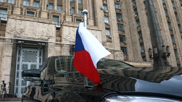 Автомобиль посла Чехии в РФ Витезслав Пивонька возле здания МИД РФ в Москве - Sputnik Литва