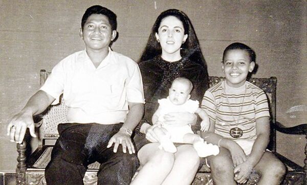 JAV Ilinojaus valstijos senatorius Barakas Obama būdamas 9 metų su savo patėviu Lolo Soetoro, seserimi Maja Soetoro ir motina Ana Danhem, 1970 metai. - Sputnik Lietuva