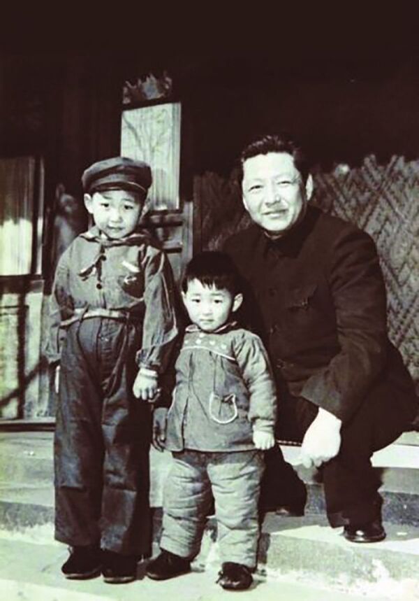 Kinijos generalinis sekretorius ir KLR prezidentas Si Dzinpingas (kairėje) su savo jaunesniuoju broliu Si Juanpingu ir tėvu Si Džongsunu, buvusiu viceprezidentu. 1958 metai.  - Sputnik Lietuva