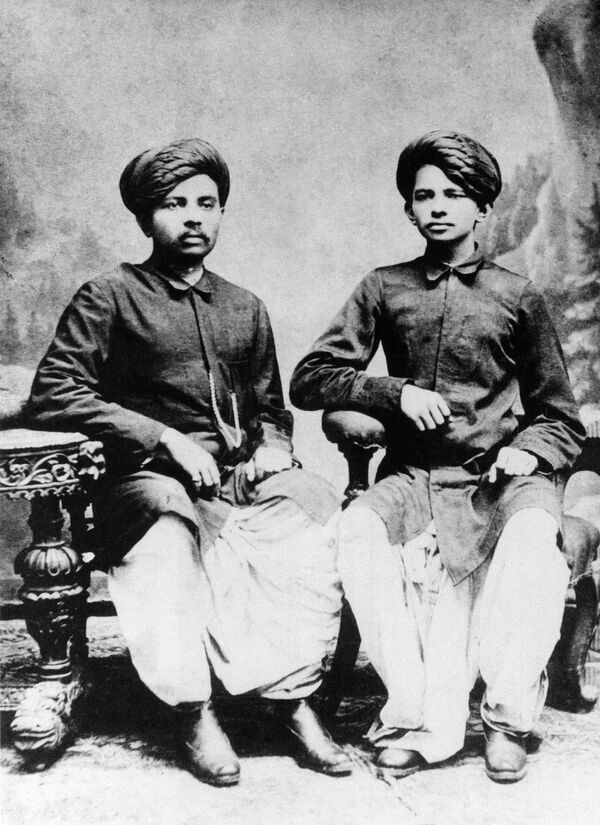 Mahatma Gandis (dešinėje) su broliu Lakšmidasu, 1886 metai. - Sputnik Lietuva