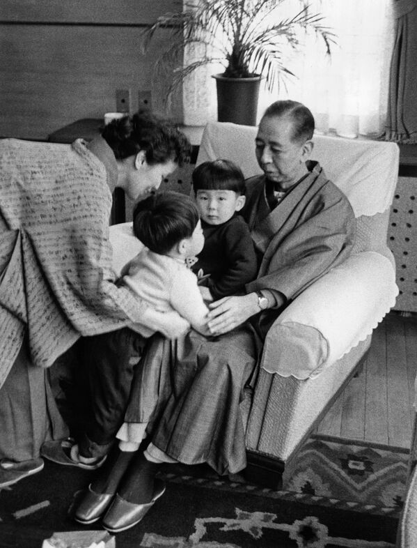 Japonijos politikas, buvęs šalies ministras pirmininkas Šinzo Abė su broliu Hironobu,  seneliu Nobusuke Kiši, Japonijos ministru pirmininku, ir senele Ryoko. 1960 metai.  - Sputnik Lietuva