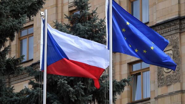 Флаги Чешской Республики и Евросоюза на территории посольства Чехии в Москве - Sputnik Литва