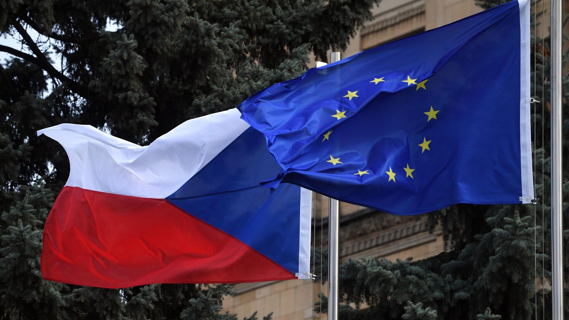 Čekijos ir ES vėliavos Čekijos ambasados Maskvoje teritorijoje  - Sputnik Lietuva, 1920, 06.02.2022