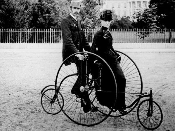 Markas Tvenas (1835-1910) išmoko važiuoti vienu iš didžiaračių dviračių 1880-aisiais ir parašė apie tai &quot;Taming the Bicycle&quot;.  &quot;Išmokite važiuoti dviračiu. Nesigailėsite, kad gyvenate&quot;, – teigė jis.Nuotraukoje: pora sėdi ant 1886 metų modelio keturračio, Vašingtonas. - Sputnik Lietuva