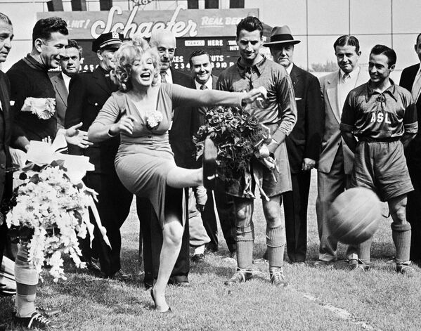 В мае 1957-го Монро открыла товарищеский матч между командой &quot;Хапоэль&quot; из Тель-Авива и сборной звезд американской лиги в Бруклине на бейсбольном стадионе &quot;Эббетс Филд&quot;. О ее присутствии просили представители израильской делегации. - Sputnik Литва
