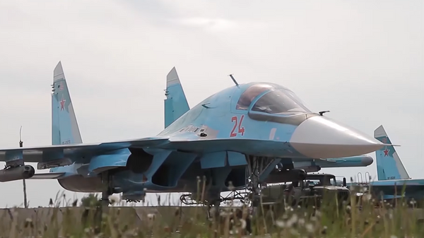 Уничтожили аэродром противника: стрельбы Су-34 показали на видео - Sputnik Литва