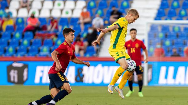Сборная Литвы по футболу играет с молодежной сборной Испании, 8 июня 2021 года - Sputnik Литва