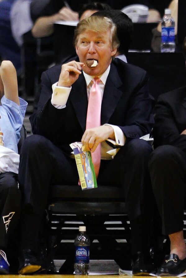 Donaldas Trampas valgo ledus stebėdamas, kaip Klivlando &quot;Cavaliers&quot; žaidžia prieš Los Andželo &quot;Lakers&quot; ketvirtadienio vakarą, sausio 13 dieną, 2005 m., Los Andžele. - Sputnik Lietuva