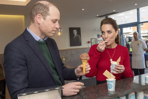 Didžiosios Britanijos princas Viljamas ir jo žmona Didžiosios Britanijos Kembridžo hercogienė Keitė Midlton ragauja ledus lankydamiesi "Joe" ledų salone Mumblese, Velso pietuose, 2020 metų vasario 4 dieną. Didžiosios Britanijos princas Viljamas ir jo žmona Didžiosios Britanijos Kembridžo hercogienė Keitė Midlton ragauja ledus lankydamiesi "Joe" ledų salone Mumblese, Velso pietuose, 2020 metų vasario 4 dieną. - Sputnik Lietuva