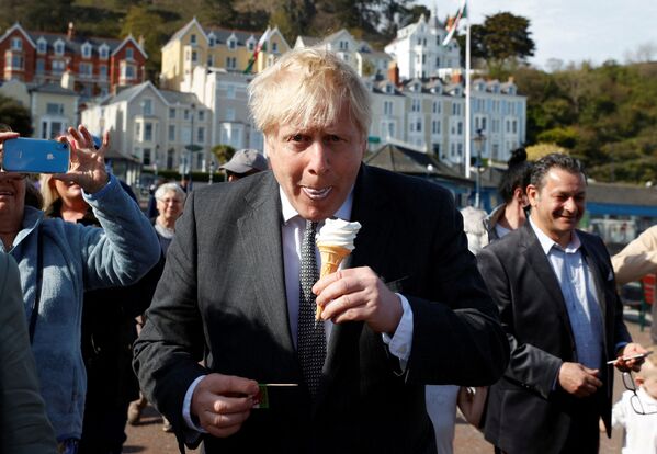Didžiosios Britanijos ministras pirmininkas Borisas Džonsonas 2021 metų balandžio 26 dieną, prieš gegužės 6 dienos Velso rinkimus, agituoja Landudno mieste, Šiaurės Velse. - Sputnik Lietuva