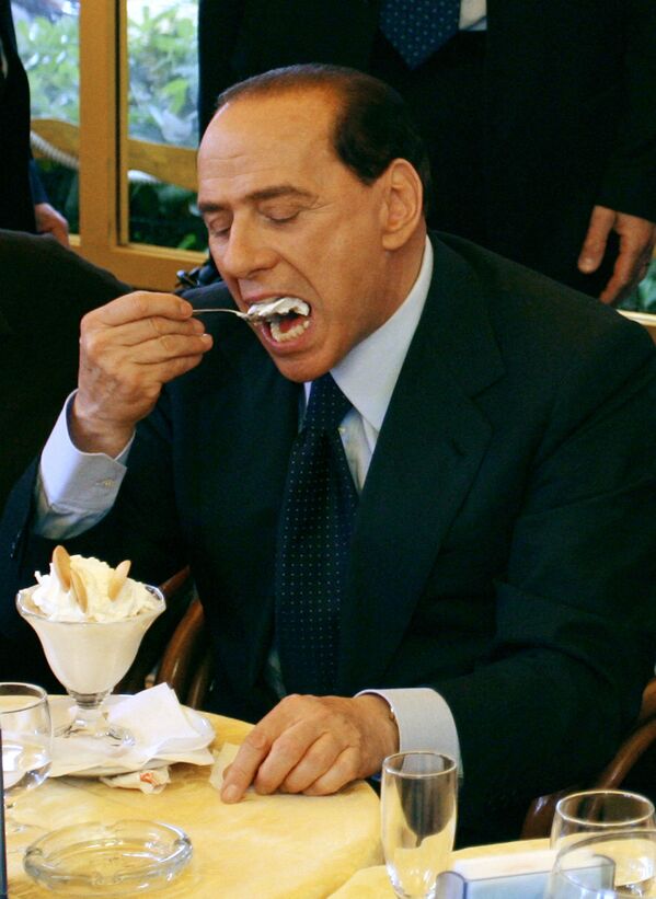 Buvęs Italijos ministras pirmininkas Silvijus Berluskonis valgo ledus Neapolyje 2006 metų gegužės 5 dieną. - Sputnik Lietuva