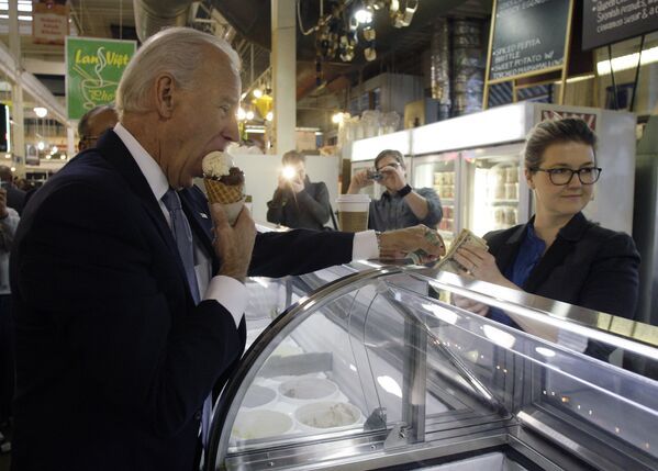Tuometinis JAV viceprezidentas Džo Baidenas, kairėje, džiaugiasi &quot;Jeni&#x27;s Ice Cream&quot; savininkės Dženės Briton Bauer ledais, užsukęs į Šiaurės turgų Kolumbo centre, Ohajaus valstijoje, 2012 metų sausio 12 dieną. - Sputnik Lietuva