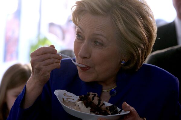 Demokratų kandidatė į prezidentus, buvusi valstybės sekretorė Hilari Klinton valgo ledus &quot;Mikey Likes It&quot; 2016 metų balandžio 18 dieną Niujorke.  - Sputnik Lietuva