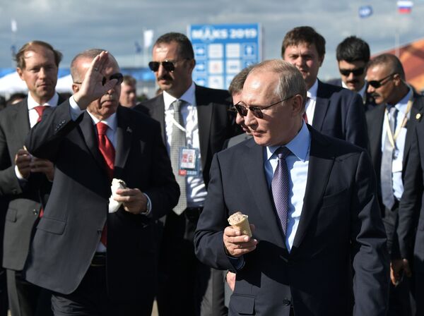 2019 metų rugpjūčio 27 dieną Rusijos prezidentas Vladimiras Putinas ir Turkijos prezidentas Redžepas Tajipas Erdoganas (kairėje) valgo ledus lankydamiesi MAKS-2019 tarptautinėje aviacijos ir kosmoso parodoje. - Sputnik Lietuva