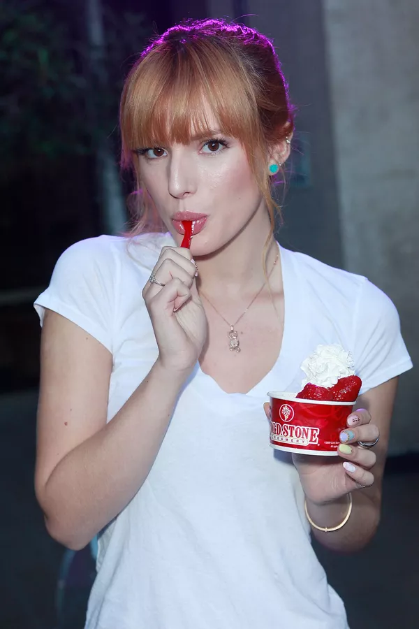 Los Andželas, Kalifornija - spalio 07 diena: aktorė Bela Torn valgo "Cold Stone" ledus. Los Andželas, Kalifornija - spalio 07 diena: aktorė Bela Torn valgo "Cold Stone" ledus. - Sputnik Lietuva