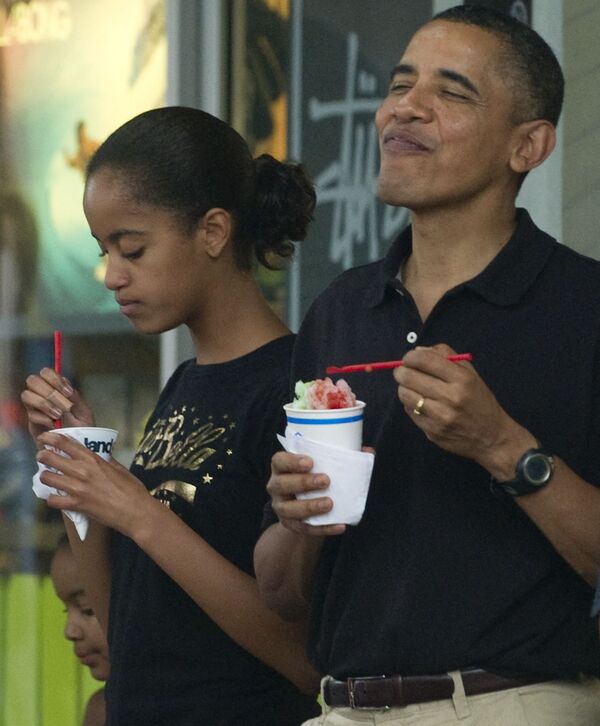 Tuometinis JAV prezidentas Barakas Obama kartu su dukra Malija valgo ledus keliaudamas su dukromis ir šeimos draugais į &quot;Island Snow&quot; Havajuose, 2010 metų gruodžio 27 dieną. - Sputnik Lietuva