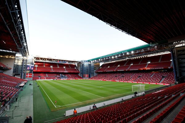 Kopenhagos &quot;Parken&quot; stadionas yra mažiau erdvus nei du ankstesni — čia telpa šiek tiek daugiau nei 38 tūkstančiai žiūrovų. Jis buvo atidarytas 1992 metais. Šiame stadione Rusija žais su Danijos komanda. - Sputnik Lietuva