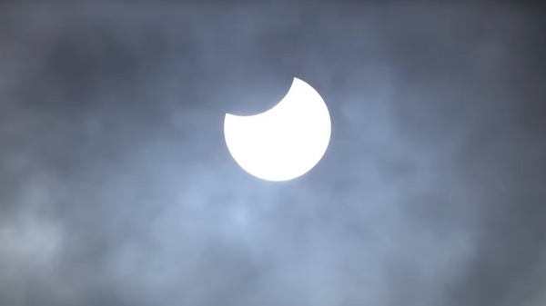 Редкое кольцеобразное затмение Солнца сняли на видео - Sputnik Литва