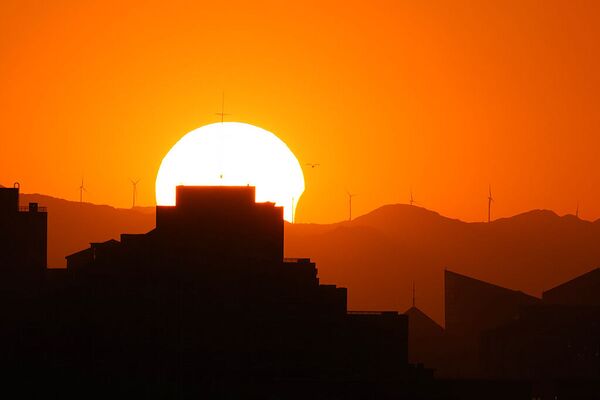 2021 metų birželio 10 dieną Pekine horizonte saulė iš dalies uždengta. - Sputnik Lietuva