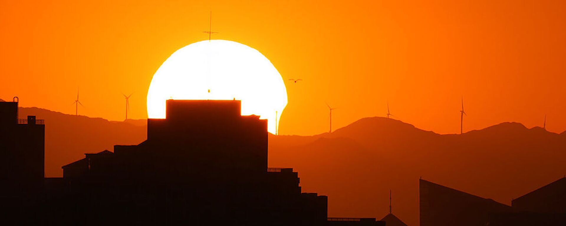 Солнце частично затмевается, когда оно садится за горизонт в Пекине - Sputnik Lietuva, 1920, 12.06.2021