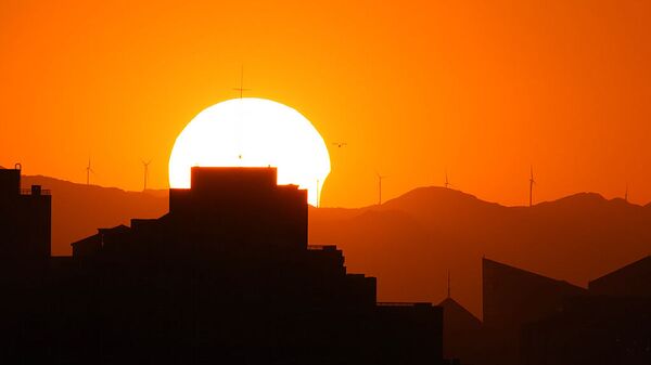 Солнце частично затмевается, когда оно садится за горизонт в Пекине - Sputnik Lietuva