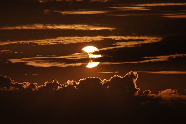 Dalinis Saulės užtemimas iš už debesų, Arbutas, Merilandas, 2021 metų birželio 10 dieną. - Sputnik Lietuva
