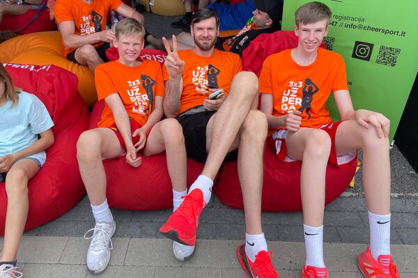 Один из братьев-баскетболистов Кшиштоф Лавринович (в центре) с юными любителями спорта на празднике баскетбола в Вильнюсе. - Sputnik Литва