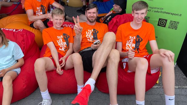 Один из братьев-баскетболистов Кшиштоф Лавринович )в центре) с юными любителями спорта на Празднике баскетбола в Вильнюсе - Sputnik Литва