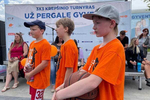 Юные любители спорта на празднике баскетбола в Вильнюсе. - Sputnik Литва