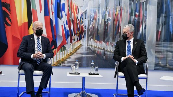 Президент США Джо Байден (слева) и президент Литвы Гитанас Науседа на саммите НАТО - Sputnik Литва