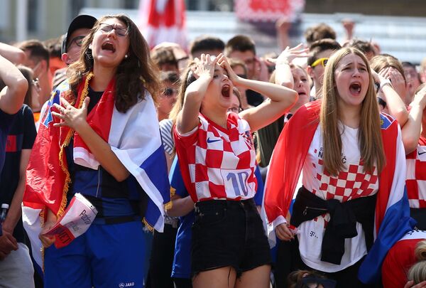 &quot;Euro 2020&quot; — sirgaliai Kroatijoje stebi &quot;Euro 2020&quot; D grupės varžybas Anglija — Kroatija — Zagrebas, Kroatija — 2021 metų birželio 13 dieną. Kroatijos sirgalių reakcija po pirmojo Anglijos įvarčio. - Sputnik Lietuva