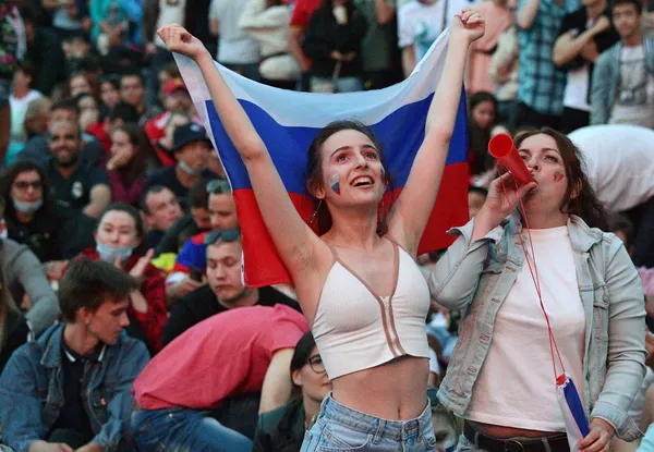Gerbėjai stebi UEFA Europos futbolo čempionato 2020 grupių varžybų transliaciją tarp Belgijos ir Rusijos rinktinių UEFA "Euro 2020" futbolo stadione Sankt Peterburge. Gerbėjai stebi UEFA Europos futbolo čempionato 2020 grupių varžybų transliaciją tarp Belgijos ir Rusijos rinktinių UEFA "Euro 2020" futbolo stadione Sankt Peterburge. - Sputnik Lietuva