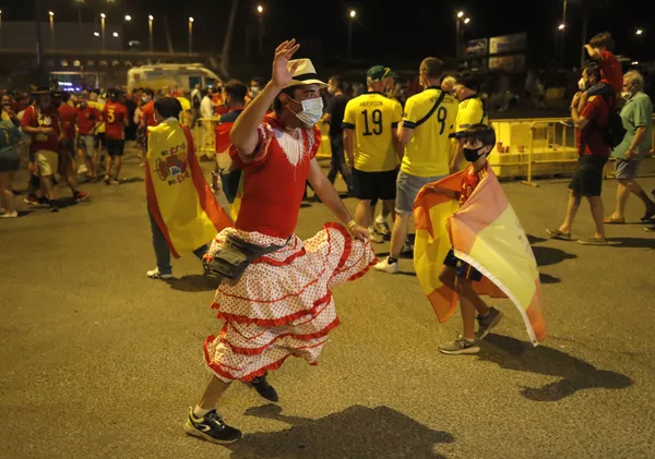 Futbolas — "Euro 2020" —E grupė — Ispanija prieš Švediją — La Cartuja, Sevilija, Ispanija — 2021 metų birželio 14 dieną. Ispanijos sirgaliai po rungtynių už stadiono. Futbolas — "Euro 2020" —E grupė — Ispanija prieš Švediją — La Cartuja, Sevilija, Ispanija — 2021 metų birželio 14 dieną. Ispanijos sirgaliai po rungtynių už stadiono. - Sputnik Lietuva