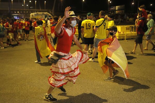 Futbolas — &quot;Euro 2020&quot; —E grupė — Ispanija prieš Švediją — La Cartuja, Sevilija, Ispanija — 2021 metų birželio 14 dieną. Ispanijos sirgaliai po rungtynių už stadiono. - Sputnik Lietuva