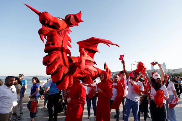 Sirgaliai nešiojasi Šveicarijos, Velso ir Turkijos komandų vėliavas ir simbolius, parade Baku centre, Azerbaidžane, 2021 metų birželio 13 diena. Sirgaliai nešiojasi Šveicarijos, Velso ir Turkijos komandų vėliavas ir simbolius, parade Baku centre, Azerbaidžane, 2021 metų birželio 13 diena. - Sputnik Lietuva