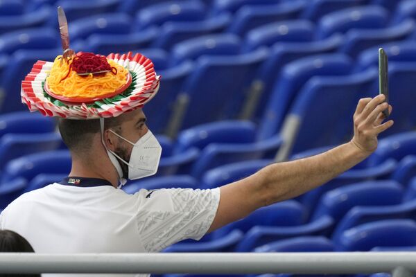 Spalvingą skrybėlę užsidėjęs italų sirgalius daro asmenukę prieš 2021 metų birželio 11 dieną, Romos olimpiniame stadione vykstančias &quot;Euro 2020&quot; futbolo čempionato A grupės rungtynes tarp Turkijos ir Italijos. - Sputnik Lietuva