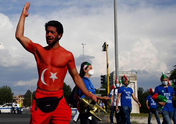 Turkijos sirgaliai (L) skanduoja, kai Italijos sirgaliai praeina šalia olimpinio stadiono 2021 metų birželio 11 dieną Romoje prieš prasidedant rungtynėms Turkijai prieš Italiją, atidarant UEFA Europos futbolo čempionatą &quot;Euro 2020&quot;. - Sputnik Lietuva