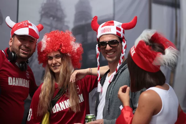 "Euro 2020" — B grupė — Danija prieš Suomiją — "Parken" stadionas, Kopenhaga, Danija — 2021 metų birželio 12 dieną. Danijos sirgaliai prieš rungtynes pozuoja už stadiono. "Euro 2020" — B grupė — Danija prieš Suomiją — "Parken" stadionas, Kopenhaga, Danija — 2021 metų birželio 12 dieną. Danijos sirgaliai prieš rungtynes pozuoja už stadiono. - Sputnik Lietuva