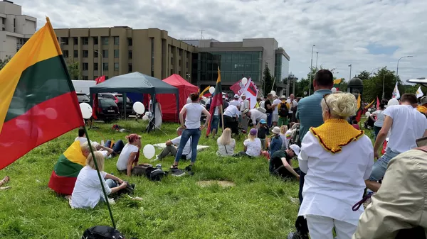 Vilniuje šimtai žmonių prie Seimo surengė protesto akciją
 - Sputnik Lietuva