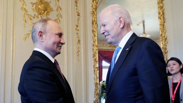 Rusijos prezidentas Vladimiras Putinas ir JAV prezidentas Džo Baidenas Villa La Grange Ženevoje - Sputnik Lietuva