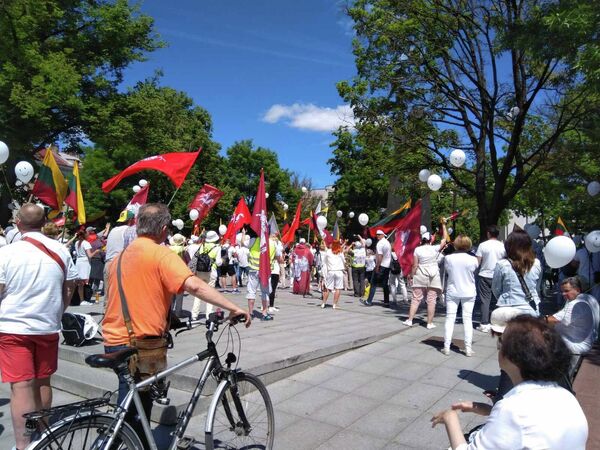 Участники акции протеста добиваются выполнения требований, озвученных во время &quot;Большого марша в защиту семей&quot;. - Sputnik Литва