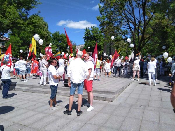 Как и во вторник, участники акции протеста принесли с собой национальную атрибутику, флаги и белые шары. - Sputnik Литва