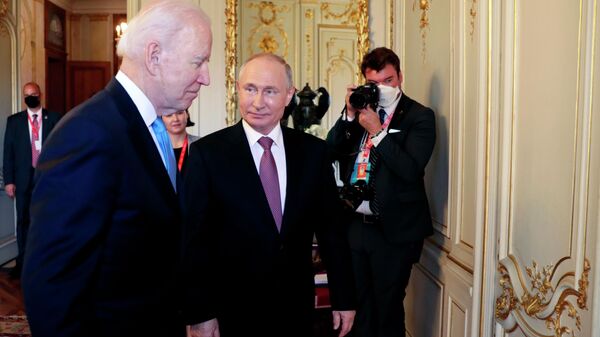 Rusijos ir JAV prezidentų Vladimiro Putino ir Džo Baideno susitikimas Ženevoje - Sputnik Lietuva