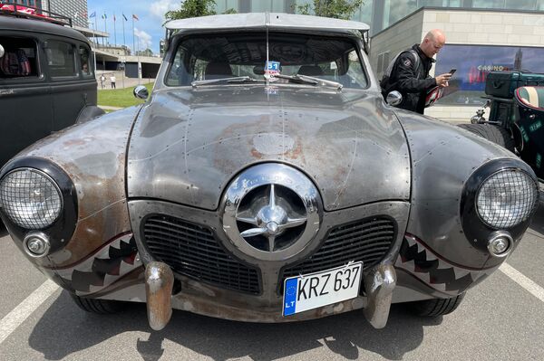 Dėl susilpnėjusių karantino apribojimų nemaža dalis miestiečių savaitgalį susirinko apžiūrėti retų automobilių. - Sputnik Lietuva