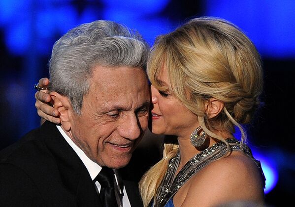 Kolumbijos muzikantė Shakira (dešinėje) apkabina savo tėvą Viljamą Mebaraką per 2011 metų Lotynų Amerikos įrašų akademijos &quot;Metų žmogaus&quot; renginį 12-osios kasmetinės &quot;Latin Grammy&quot; apdovanojimų metu Mandalay Bay Resort &amp; Casino 2011 metų lapkričio 9 dieną Las Vegase, Nevadoje. - Sputnik Lietuva