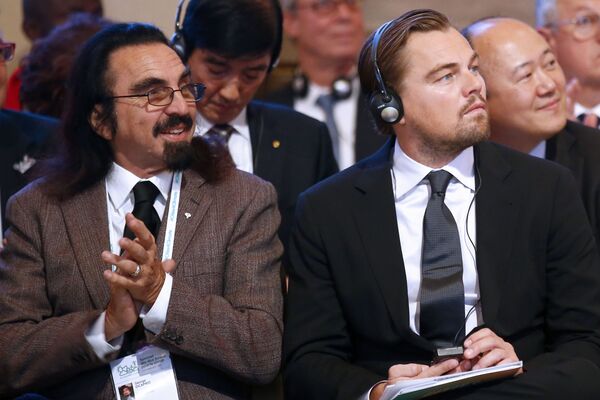 Leonardas Dikaprijas, dešinėje, ir jo tėvas Džordžas Di Dikaprijas, kairėje, klausėsi kalbų susitikimo su merais metu, siekdami paskatinti vietos veiksmus kovojant su klimato kaita Paryžiaus rotušėje COP21 pakraštyje, kaip COP21 dalis, Jungtinės Tautos Klimato kaitos konferencija Paryžiuje, 2015 metų gruodžio 4 diena. - Sputnik Lietuva