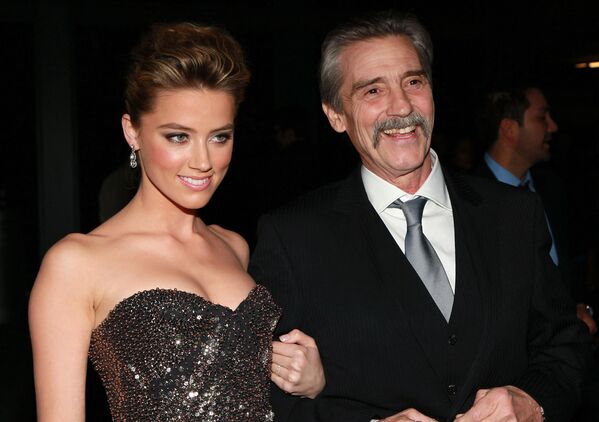 Aktorė Amber Heard ir tėvas Davidas Heardas dalyvavo &quot;Summit Entertainment&quot; filmo &quot;Drive Angry 3D&quot; peržiūroje &quot;ArcLight&quot; kino teatruose 2011 metų vasario 22 dieną Holivude, Kalifornijoje. - Sputnik Lietuva