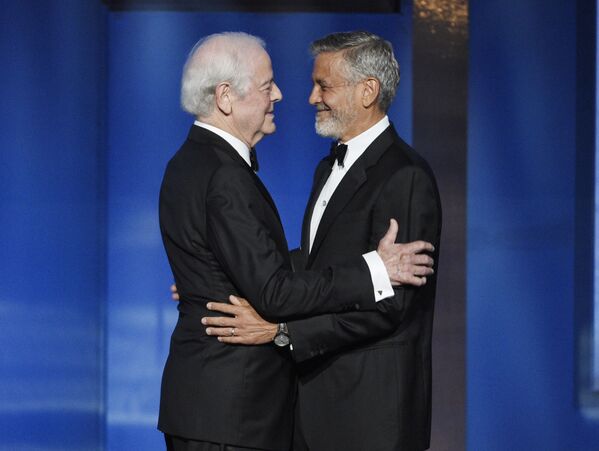 Šioje 2018 metų birželio 7 dienos nuotraukoje aktorių-režisierių George&#x27;ą Clooney, dešinėje, sveikina jo tėvas Nickas Clooney 46-ojoje AFI &quot;Life Achievement Award&quot; ceremonijoje, pagerbiančioje jį Los Andžele. Amerikos kino institutas šio mėnesio pradžioje surengė žvaigždėmis apdovanotą šventę, skirtą pagerbti George&#x27;o Clooney, kaip aktoriaus, režisieriaus ir aktyvisto, pasiekimus. - Sputnik Lietuva