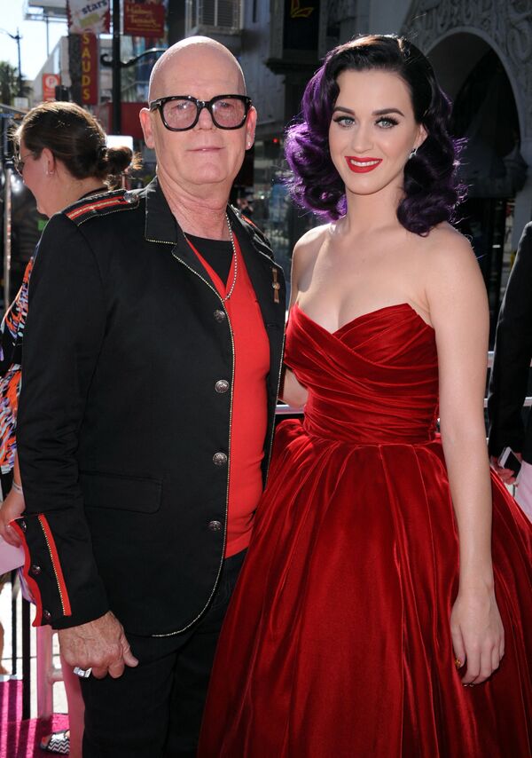 Holivudas, Kalifornija - birželio 26 diena .: Keithas Hudsonas ir dainininkė Katy Perry atvyksta į premjerą &quot;Katy Perry: dalis manęs&quot; Graumano kino teatre 2012 metų birželio 26 dieną Holivude, Kalifornijoje. Premjeros metu taip pat buvo specialus tiesioginis Katy pasirodymas, skirtas pirmajai &quot;Pepsi/Billboard Summer Beats&quot; serijai. Filmą &quot;Katy Perry: Part Of Me&quot; &#x27;Paramount&#x27;s Insurge Pictures&quot; išleido 2012 metų liepos 5 dieną. - Sputnik Lietuva