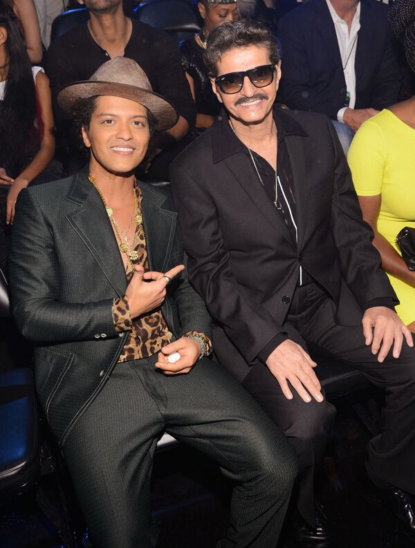 Brunas Marsas ir jo tėvas Peteris Hernandezas dalyvauja 2013 metų MTV vaizdo muzikos apdovanojimuose &quot;Barclays&quot; centre 2013 metų rugpjūčio 25 dieną Niujorko Bruklino rajone. - Sputnik Lietuva